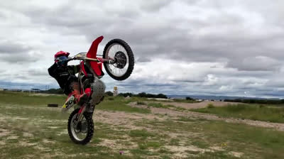 Cómo hacer un caballito en moto