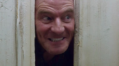 Bryan Cranston recrea la famosa escena de 'El Resplandor'