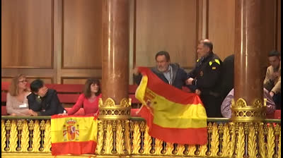 Ada Colau expulsa a un hombre por interrumpir el pleno