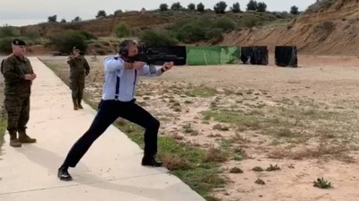 Ortega Smith disparando un fusil