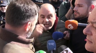 Abucheos y críticas a VOX tras presentarse en la protesta del campo