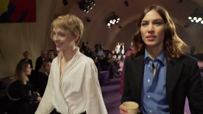 Alexa Chung en el backstage de Dior antes del desfile de Alta Costura en París