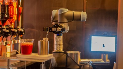 Este Robot sirve Cóctels pero ¿a quién le vas a contar tus penas?