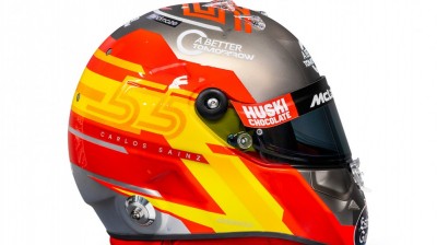 Carlos Sainz presents the new decoration of his helmet