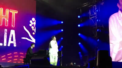 K.D. Lang arrasa cantando el Hallelujah de Cohen en el festival Fire Fight de Australia