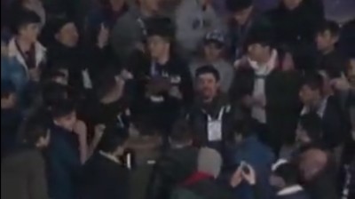 ¡SURREALISTA! Simulan una pelea en un estadio para celebrar su cumpleaños