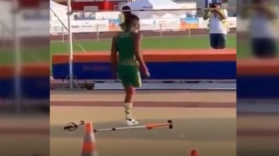 ¡Increíble! El saltador de altura con una sola pierna