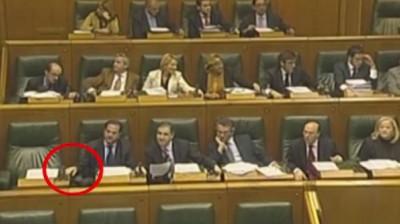 Carlos Iturgaiz cazado votando por Mayor Oreja