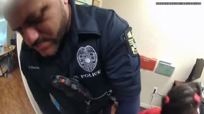 Detienen a una niña de  6 años por pegar a varios profesores