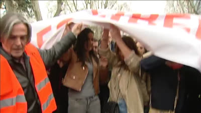 Begoña Villacís levanta la pancarta y pasa por encima de manifestantes