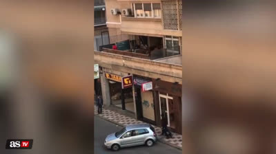 Crea un columpio casero parar entretener a su hija durante la cuarentena