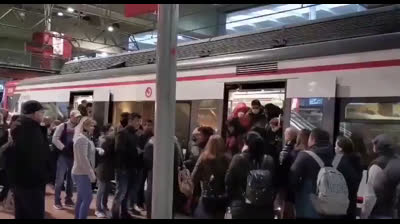 Vagones y andenes llenos en Madrid en el primer día laborable del estado de alarma