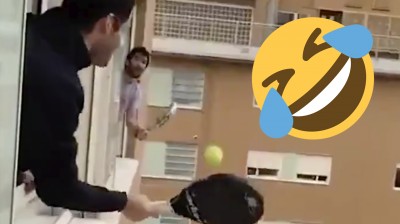 Peloteando con el vecino ¡por la ventana!