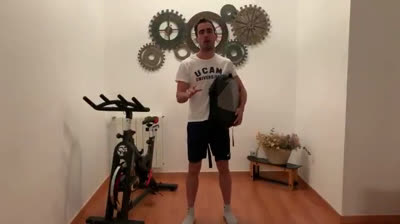 Deporte en casa con una mochila