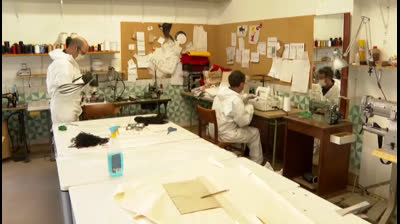 Vecinos de Sentmenat fabrican mascarillas con material de empresas locales