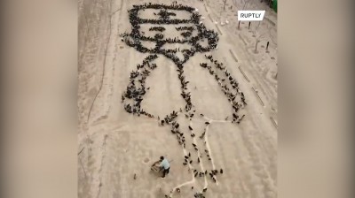 Homenaje a los médicos en una granja de pollos