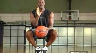 Así entrenaba Michael Jordan sus tiros desde el medio campo