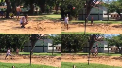 Ronaldinho jugando a futvoley en la cárcel