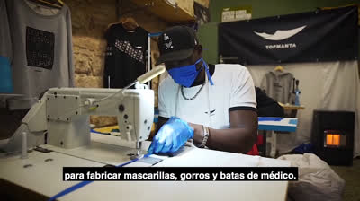 Manteros fabrican batas y mascarillas en su taller