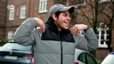 Entrenador ayuda a sus vecinos a hacer ejercicio