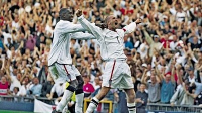 Coup franc et but de Beckham contre la Grèce