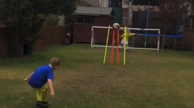 Este niño recrea los mejores goles de la historia en su jardín