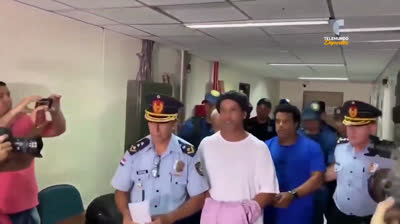 Ronaldinho sale de la cárcel tras pagar la fianza