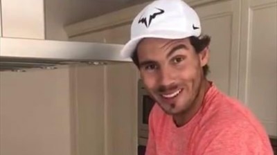 Rafa Nadal haciendo un bizcocho