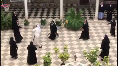 Monjas de clausura jugando Basket
