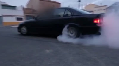 Coche derrapando en el estado de alarma