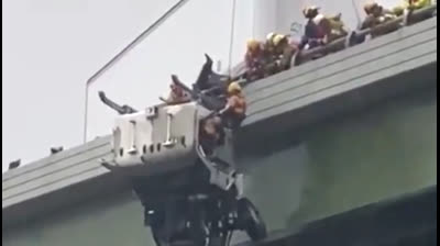 Rescate camión colgando de un puente