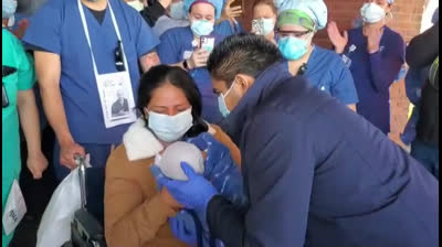 Emocionante reencuentro de una madre con su hijo recién nacida