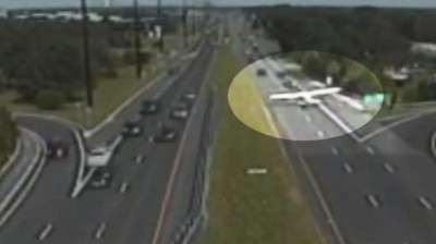 Avión aterriza de emergencia en una autopista