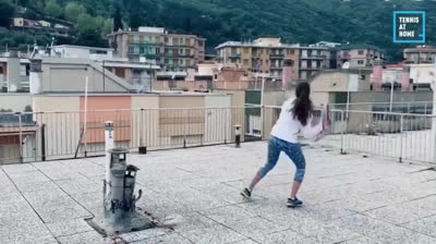 Tenistas intercambian golpes desde sus azoteas