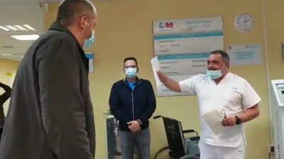 Emocionante homenaje a un taxista solidario