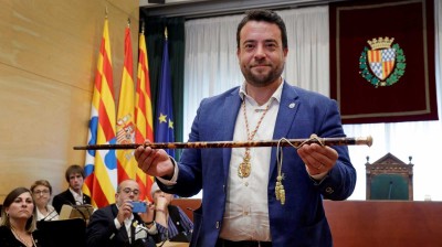 Dimite el alcalde de Badalona tras ser detenido ebrio saltándose la cuarentena