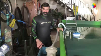 Un triatleta se fabrica una piscina en un contenedor para entrenar en casa