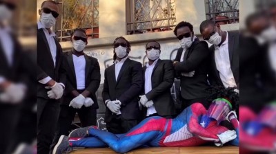 'Sensual Spiderman' reinventa el famoso meme del ataúd
