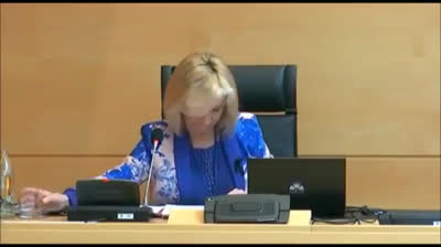 Consejera llorando al recordar los sanitarios muertos