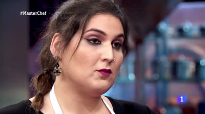 Delantal negro a Saray ¿Me estáis echando?