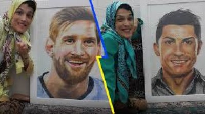 Une femme peint Messi et Cristiano Ronaldo avec ses pieds