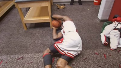 Michael Jordan llorando tras ganar su cuarto anillo