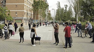 Colas en Madrid para recibir comida