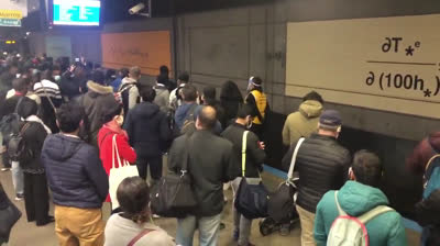Platform in Paris full of people