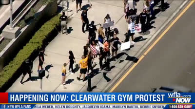 They do push-ups to ask for gyms to be opened in Florida.