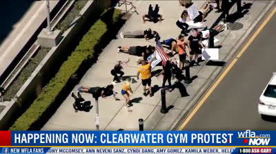 Hacen flexiones como protesta para que abran los gimnasios