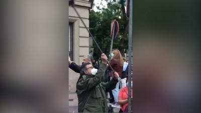 Golpea una señal con un palo de golf