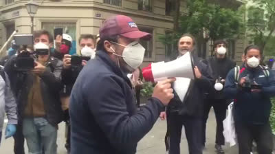 Hombre con megáfono en las protestas del barrio de Salamanca