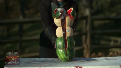 Frutta tagliata con la katana al rallentatore