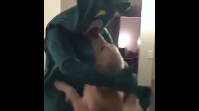 Il se déguise en jouet préféré de son chien